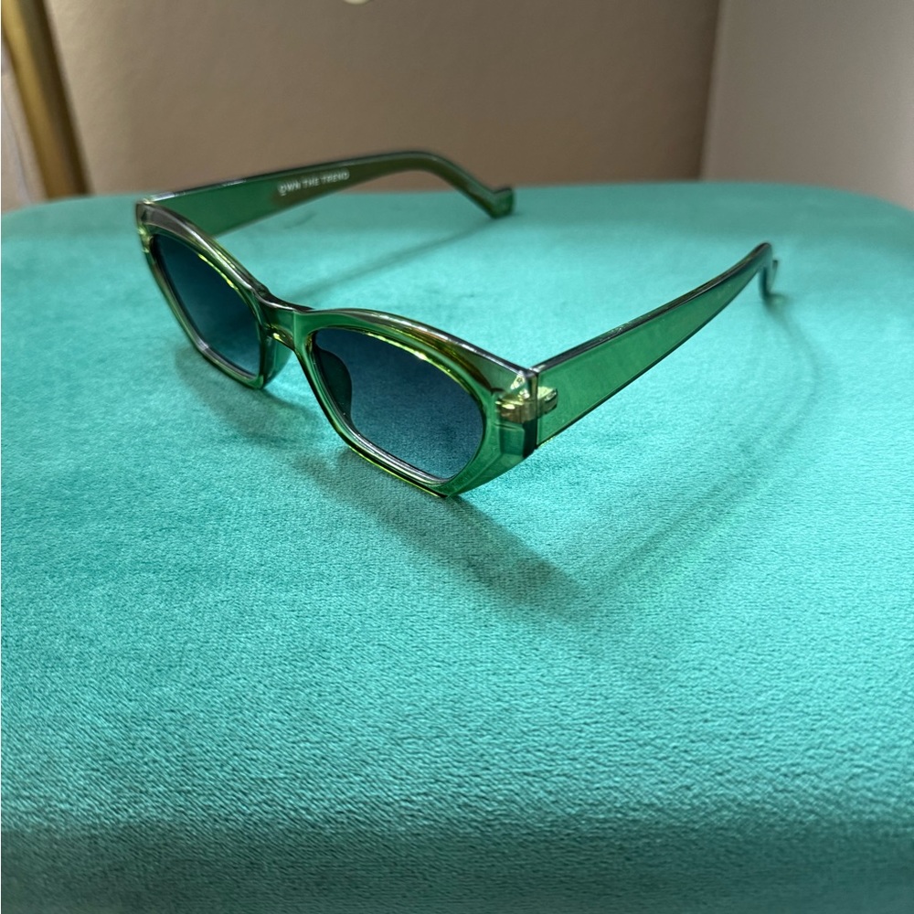 THE EMERALD SUNNIES 💚